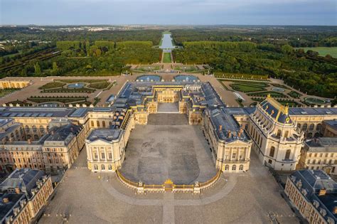 Vue aérienne de L'Isle-sur-la-Sorgue avec ses toitures typiques.