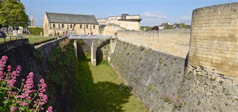Fossé autour de l'ancien donjon du château de Caen, montrant sa profondeur et ses versants maçonnés