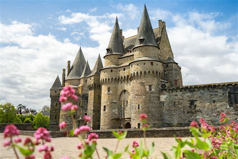 Porte monumentale du château de Vitré, illustrant l'aspect impressionnant des entrées fortifiées