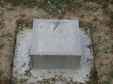 Gros plan sur un plot maçonnée en béton armé