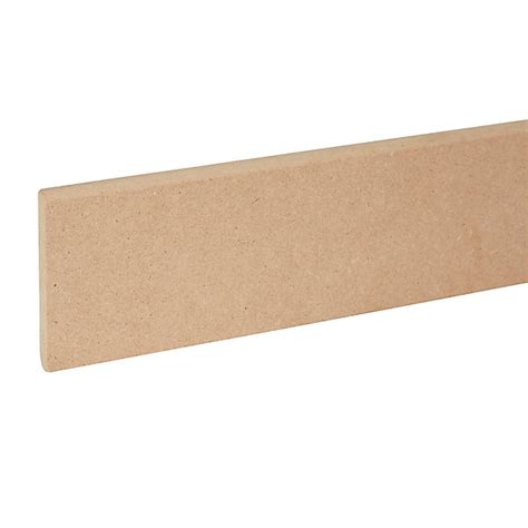 Plinthe MDF brut installée dans une pièce