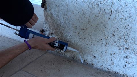 Application de mastic dans une fissure de béton