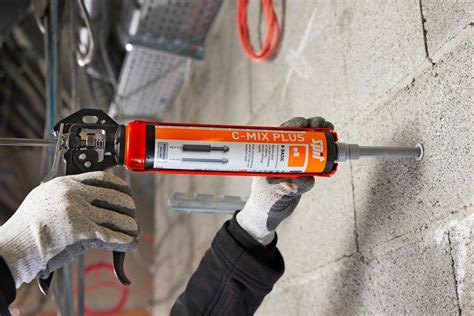 Injection de résine de scellement chimique dans un trou de fixation