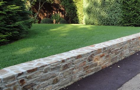 Exemple de muret de jardin avec couvertines en pierre naturelle