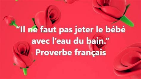 Parent testant la température de l'eau du bain avec son coude