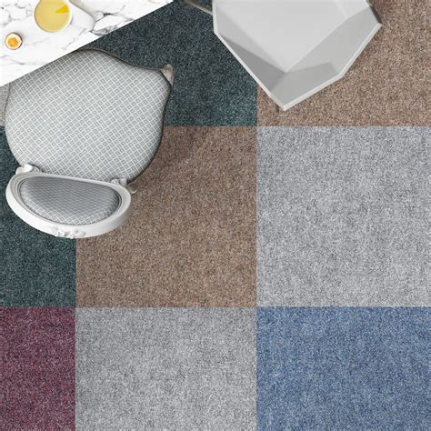 Dalles de moquette colorées disposées en damier