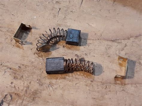 Image illustrant des charbons moteurs usés et des charbons neufs
