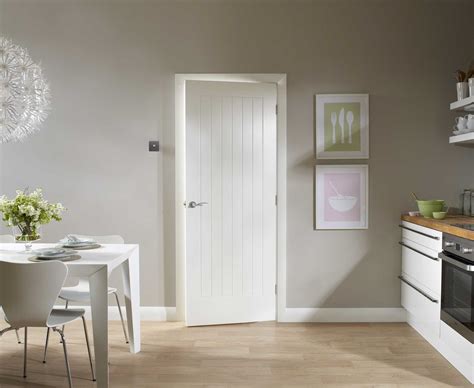 Portes blanches et parquet clair dans un salon lumineux
