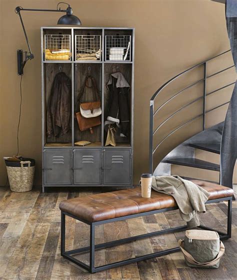 Entrée style industriel avec parquet foncé et porte vitrée