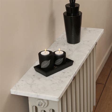 Exemple de tablette radiateur en marbre avec des veines distinctives