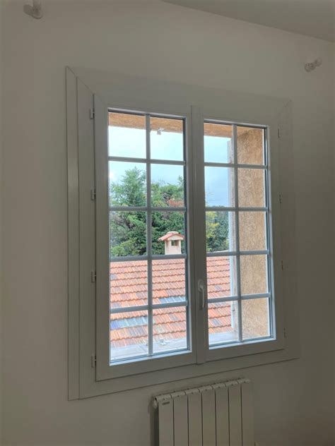 Exemple de fenêtre PVC moderne avec double vitrage