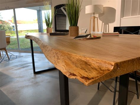 Table en chêne massif réalisée par un artisan