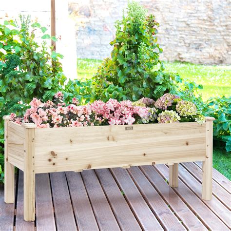 Jardinière en bois sur une terrasse