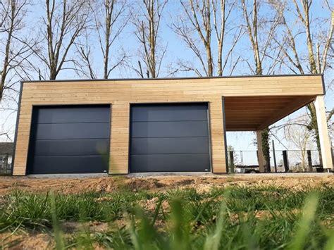 Garage double en bois moderne avec toit plat