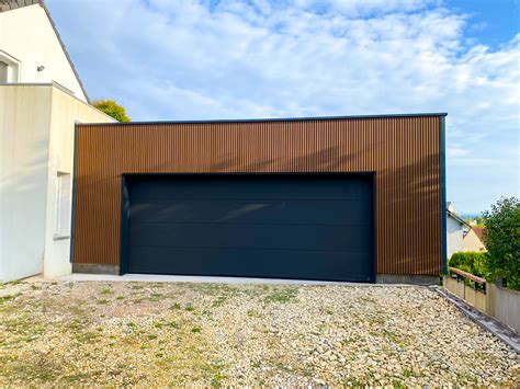 Garage bois moderne avec toit plat et bardage contrasté