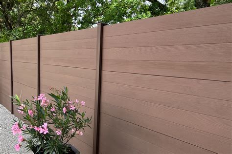 Clôture en béton pré-fabriqué avec motif imitation bois