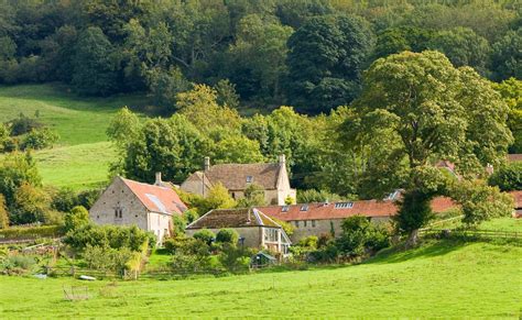 Paysage rural aveyronnais avec une maison en pierre et des arbres
