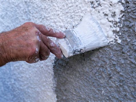 Outils pour peindre un mur extérieur