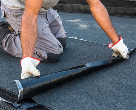 Application d'une sous-couche d'accrochage au rouleau sur un mur