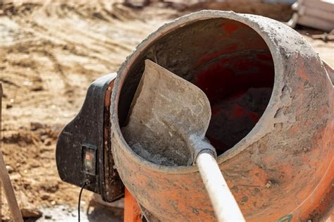 ouvrier utilisant une bétonnière électrique sur un chantier