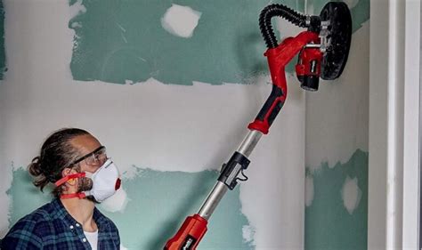 Ponceuse girafe en action sur un mur