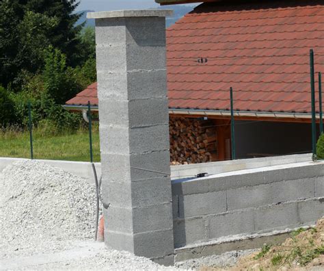 Nettoyage d'un pilier en béton avant peinture