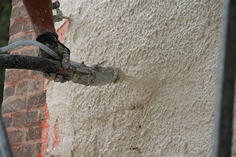 Application d'enduit chaux-chanvre