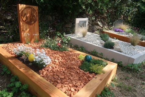 Vue d'un cimetière moderne avec des tombes paysagères et des dalles en béton