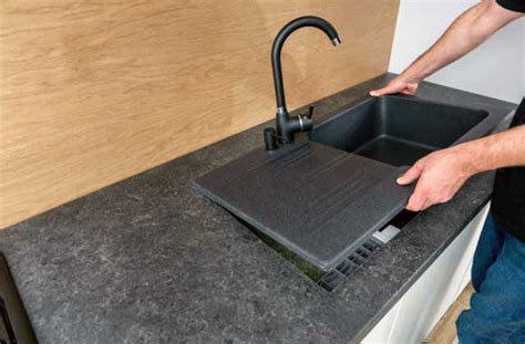 Découpe d'un plan de travail pour évier