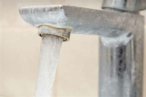 Gouttes d'eau et calcaire sur un robinet