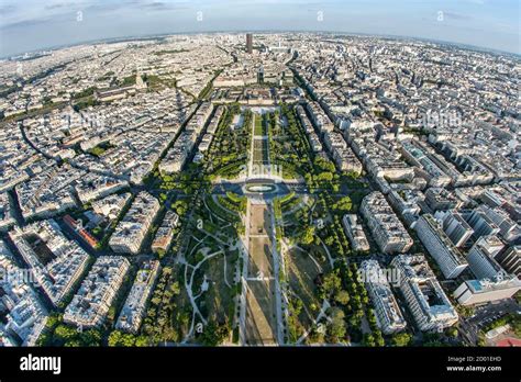 Vue panoramique depuis le sommet d'un terril réaménagé avec des arbres et de la végétation