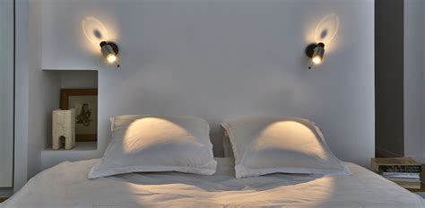 Applique liseuse murale design dans une chambre