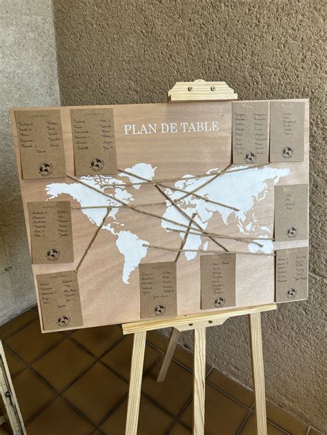 Plan de table décoré en OSB avec thème voyage