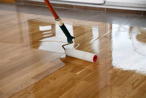 Application de vitrificateur sur un parquet