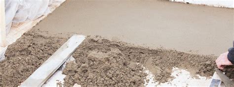 Comparaison visuelle des textures de chape traditionnelle et de chape fluide