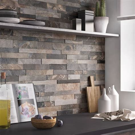 Crédence imitation parement français dans une cuisine moderne