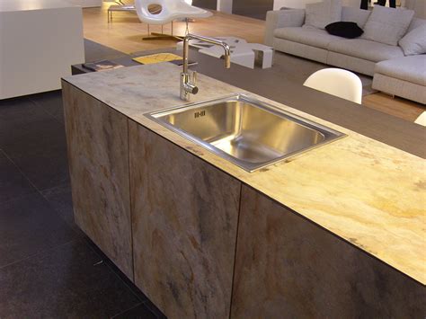 Feuille de pierre naturelle appliquée sur un mur de cuisine