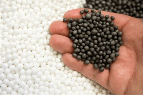 Schéma d'une bille de polystyrène expansible avant et après pré-expansion