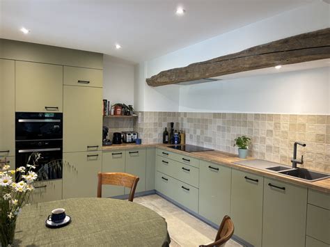 Une crédence de cuisine moderne et propre