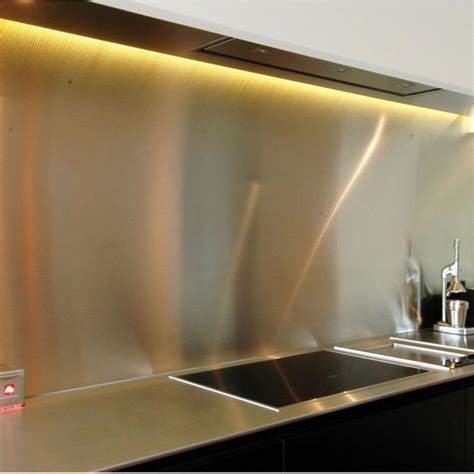 Crédence en inox brossé avec des reflets