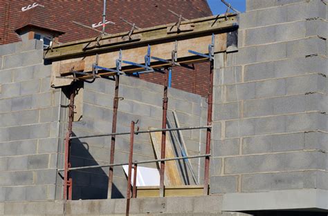 Coffrage de linteau en cours de réalisation avec ferraillage
