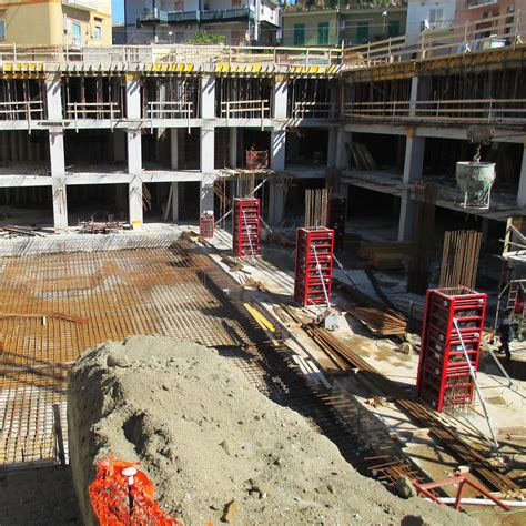 Image d'une bance métallique utilisée pour le coffrage de poteaux