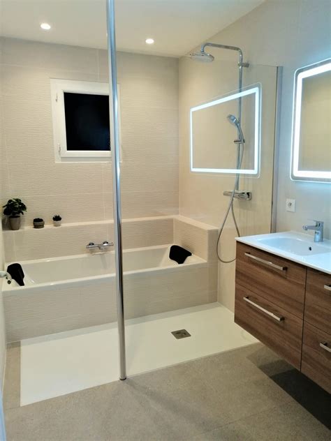 Vue d'une salle de bain avec une baignoire-douche design et personnalisée
