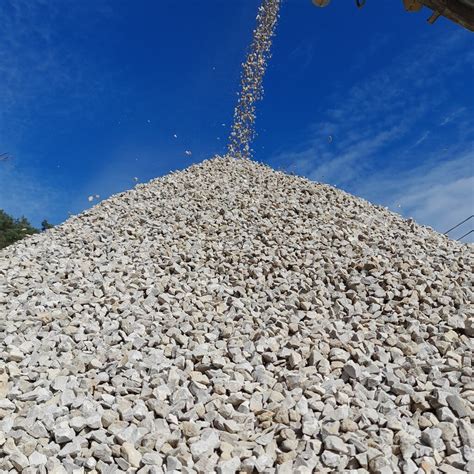 Vue rapprochée d'une alvéole pour gravier remplie de gravillons