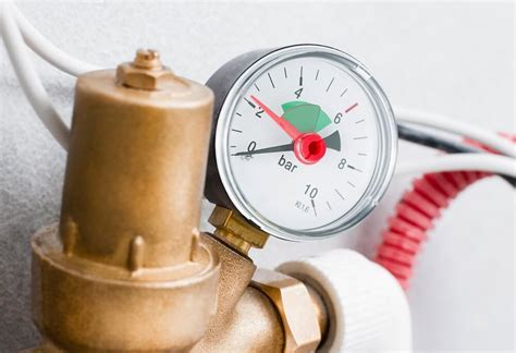 Infographie expliquant les causes d'une baisse de pression d'eau