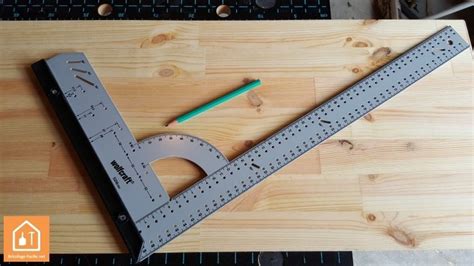 Menuisier utilisant une équerre multifonctions 120cm pour tracer une ligne de coupe sur une planche