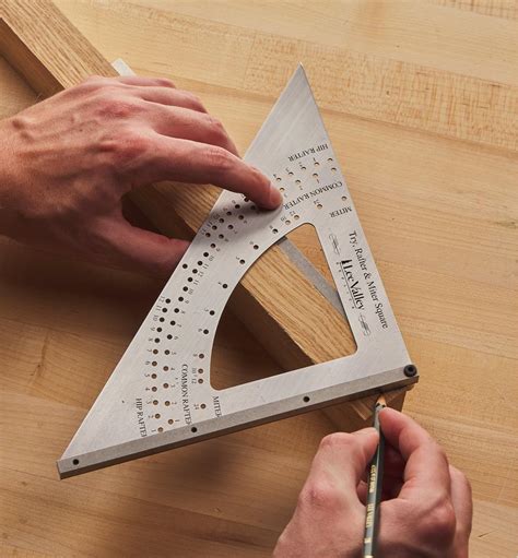 Personne utilisant une équerre multifonctions 120cm pour mesurer et tracer sur une grande feuille de papier