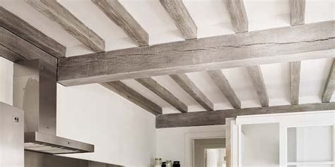 Plafond avec poutres apparentes et lambris bois