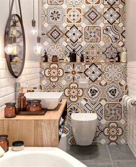Motifs de carreaux de ciment dans des toilettes