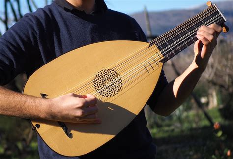 Instruments de musique ancienne : luth, théorbe, guitare baroque